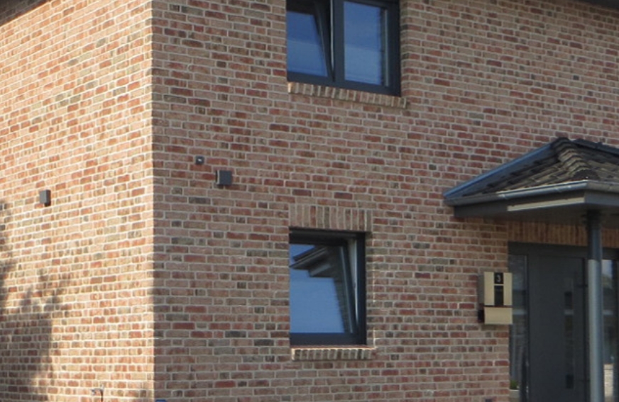Wohnhaus mit abgestimmten Fensterbank- und Fassadenanschlüssen